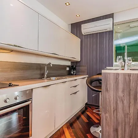 2 Bedroom Lovely In Apartment Crikvenica